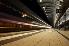 Nachts-auf-dem-Bahnhof